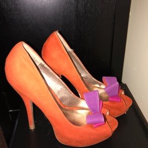 Orange bow heels